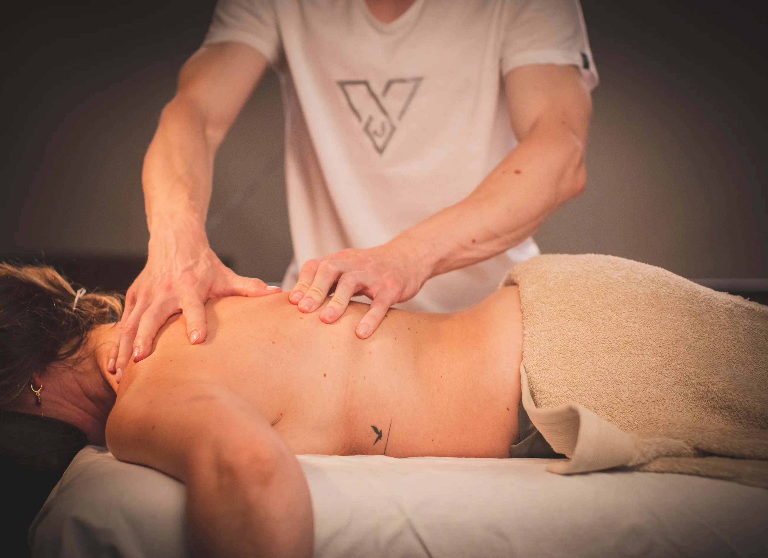 José Vale aplicando un tratamiento de osteopatía manual sobre la espalda de un paciente en consulta